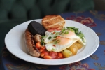 Inglise hommikusöök (peekon, vorst, verikäkk, härjasilm, praetud kartul, grillitud tomat ja šampinjo