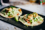 Kergelt vürtsine kreveti taco puuviljasalatiga (2tk)