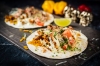 Krõbeda peekoni taco röstsibula, värske salati ja kurgi salsaga