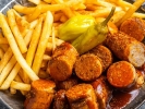Currywurst - Praevorsti viilud vürtsikas karrikastmes koos friikartulitega