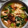 Hong Kong soup with chicken and salmon *